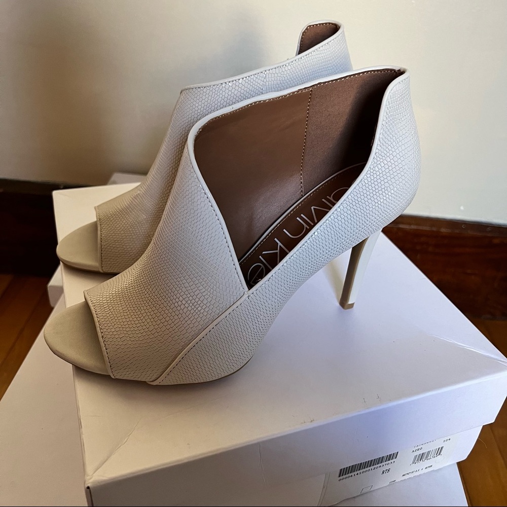 NWT Calvin Klein Nastassia Peep Toe Pump In Soft White Leather - Picture 6 of 16